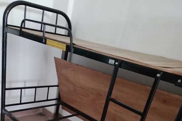深圳龙华工厂宿舍铁床回收现场图片一