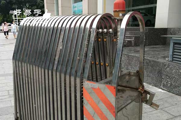 深圳南山科技园不锈钢伸缩门回收现场图片三