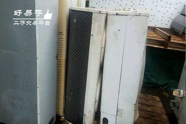 深圳宝安翻身水冷柜式空调机回收现场图片一